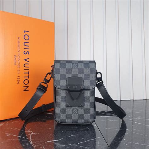 Louis Vuitton Erkek Çanta Modelleri .